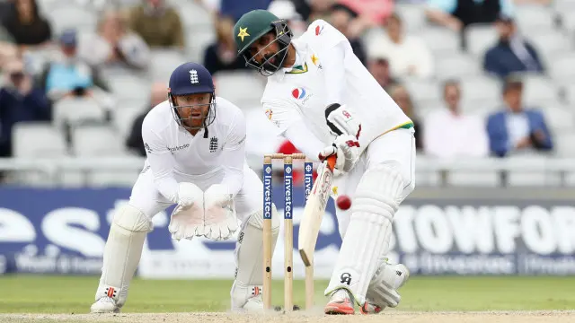 محمد حفیظ کو 42 کے انفرادی سکور پر معین علی نے آؤٹ کیا جبکہ مصباح الحق 35 رنز بنا کر ووکس کی گیند پر بولڈ ہوگئے