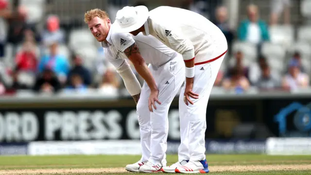 بین سٹوکس بولنگ کے دوران ٹانگ میں تکلیف کے باعث بولنگ جاری نہ رکھ سکے اور گراؤنڈ سے باہر چلے گئے