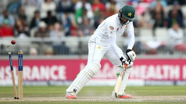 مصباح الحق 35 رنز بنا کر ووکس کی گیند پر بولڈ ہوگئے