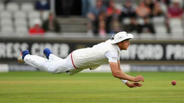 کرس براڈ گیند روکنے کی کوشش میں