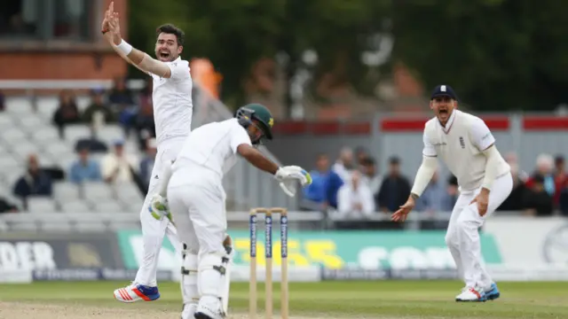  اسد شفیق ینڈرسن کا تیسرا شکار بنے اور 39 رنز بنا کر ایل بی ڈبلیو آؤٹ ہوئے