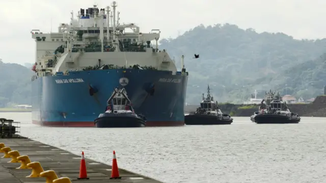 7月26日，壳牌公司一艘大型货轮正在通过拓宽后的巴拿马运河。