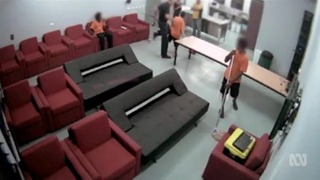 一名少年犯在澳大利亚爱丽斯泉一所监狱内疑似被狱警殴打（澳大利亚广播公司视频截屏）