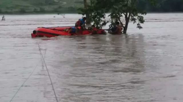 امدادی کارکن لوگوں کو بچانے کے لیے ربڑ کی کشتیاں اور ہیلی کاپٹرز کا استمعال کر رہے ہیں