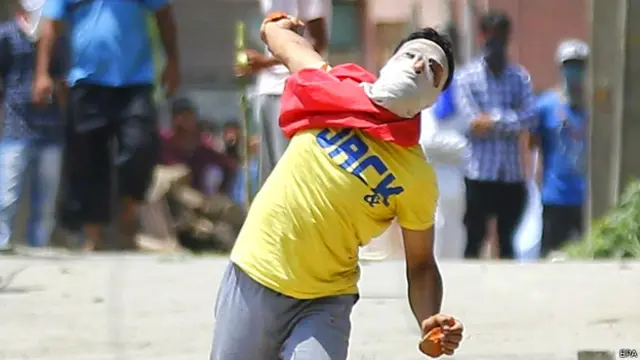 श्रीनगर में पत्थरबाज़ी करता युवक.