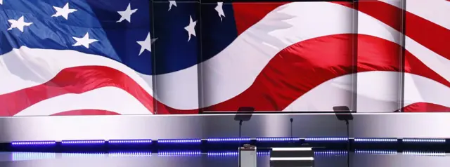 讲台上的美国国旗