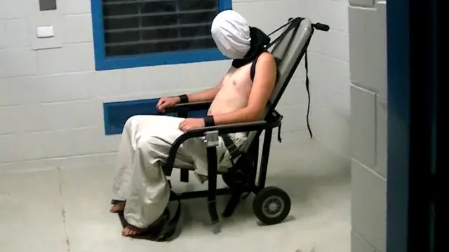 در این تصاویر نوجوانی دیده میشود که صورتش با کیسه پارچهای پوشانده شده و دستانش به صندلی بسته شده است