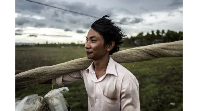 یو کب نیونکی د شپې مهال کبانو ښکار لپاره چمتووالی کوي.