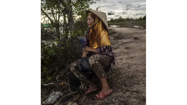 
مشتریانو له اوبو نه د کب نیونکو کښتیو ستنېدو انتظار کوي. کب نیونکي اوس د دریم ګړي پر ځای خپل پېر او پلور کوي، چې دې سره تر ډېره بریده بیې په خپله خوښه ټاکل کېږي.
