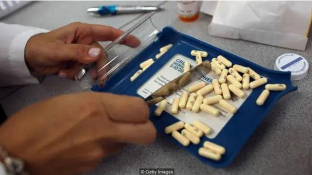 抗生素可能在毁灭它的敌人的同时也在毁灭人体最伟大的盟友。（图片来源：Getty Images）