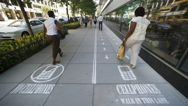 Empat dari lima orang dewasa di Inggris memiliki ponsel, atau setara dengan 37 juta orang.