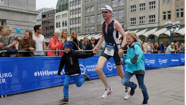 Материнство – це мінус для кар’єри, тоді як батьківство – плюс