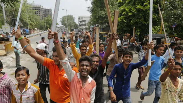 गुजरात में दलितों की पिटाई के बाद हुुए प्रदर्शन