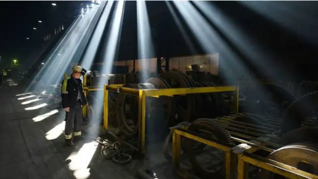 谢菲尔德以前是英国的钢铁工业基地,直到60年代仍然有大量钢铁工人在谢菲尔德工作