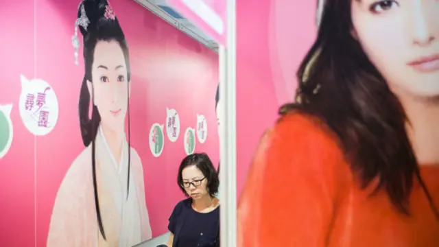 书展的不少海报被明星、模特儿抢尽风头