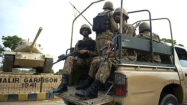 کراچی میں پہلے بھی سکیورٹی اہلکاروں کو متعدد بار شدت پسندی کے واقعات میں نشانہ بنایا جا چکا ہے (فائل فوٹو)