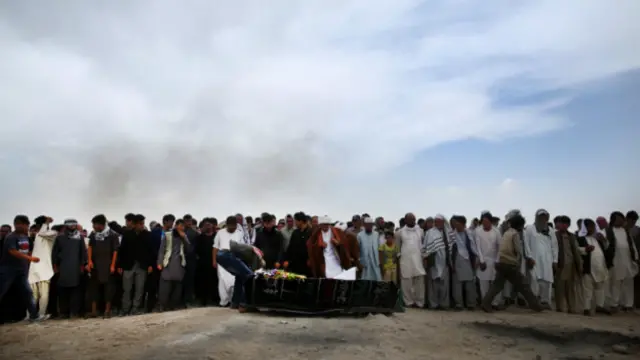 تلفات غیرنظامیان افغان در شش ماه اول امسال به یک هزار و ششصد نفر رسیده که در هفت سال گذشته سابقه نداشته، معترضان از حکومت افغانستان انتقاد کردند که چرا در تامین امنیت جان شهروندانش ناکام مانده