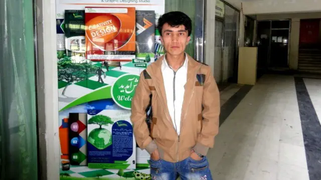 خداداد کریمی، بیست و سه ساله، لیسانس در کامپیوترساینس، مسئول یک مرکز چاپ و طراحی