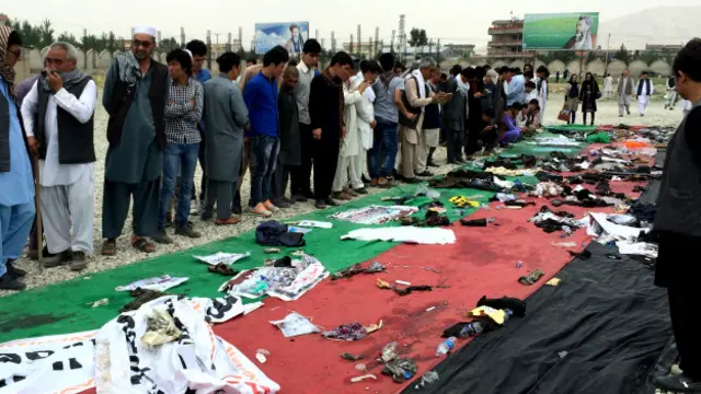 لنگه‌های کفش، تکه‌های لباس، شناسنامه‌ها، جزوه‌های دانشگاه، برگه‌های امتحان، چتر، گوشی همراه و سایر اشیای به جا مانده از محل رویداد