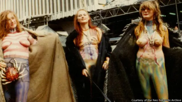 Dengan mengenakan cat tubuh dan mantel bulu, kelompok ini memberi sesuatu yang ringan dari keseriusan gerakan era feminis saat itu.