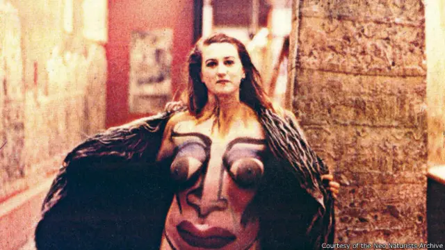 Christine Binnie, salah satu pendiri kelompok tersebut, dicat badannya dan difoto oleh Wilma Johnson di British Museum pada 1982.