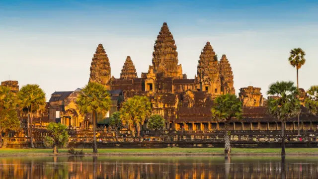 يتوجه أغلب المغتربين إلى مدينتي بنوم بنه، أو سيام ريب، القريبة من معبد أنغكور وات