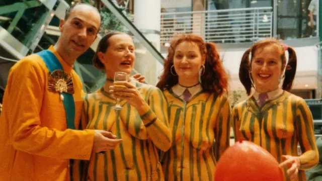 Kelompok Neo Naturists mendobrak lewat ketelanjangan di dunia seni bawah tanah pada 1980an.