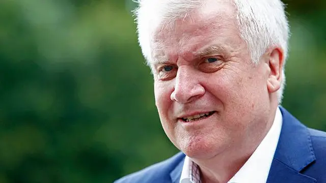  هورشت زیهوفر، فرماندار ایالت باواریا، یکی از مخالفان جدی آنگلا مرکل، صدر اعظم این کشور است