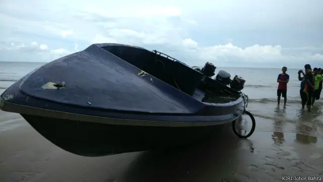 Perahu ini ditumpangi puluhan WNI dari Johor, Malaysia, menuju Batam, Indonesia.