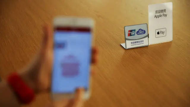 资料图片:北京苹果店展示Apple Pay的用法