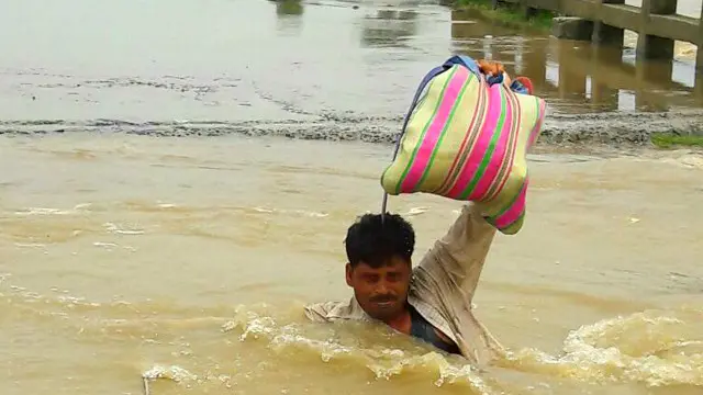 آٹھ اضلاع کے 1324 دیہاتوں کی تقریباً پانچ لاکھ کی آبادی سیلاب سے متاثر ہے