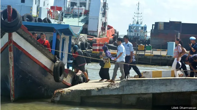 Para pembesuk masuk ke Kompleks Dermaga Wijayapura dan langsung menggunakan kapal ke Dermaga Sodong, Nusakambangan.