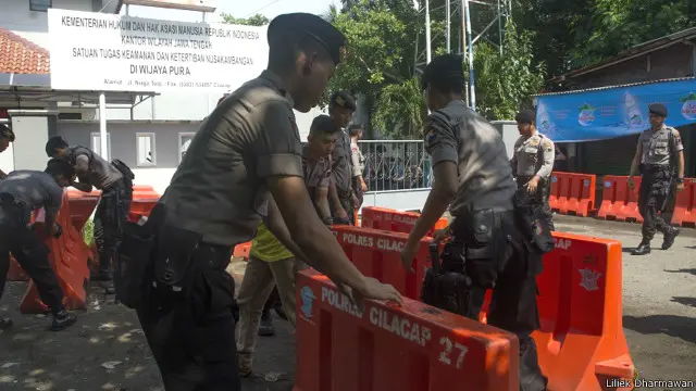 Polres Cilacap memasang barikade di depan pintu masuk Dermaga Wijayapura.
