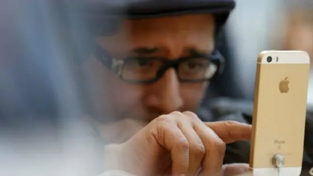 آئی فون میں اگر آپ ایک حد سے زیادہ غلط پاس کوڈ ڈالیں تو فون میں موجود تمام فائلیں خود بخود ختم ہو جاتی ہیں