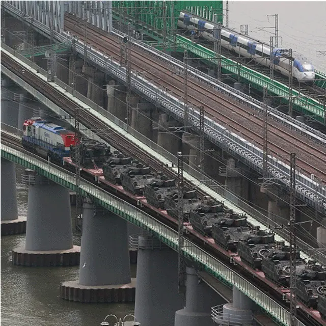 عبور قطار حامل تانک از روی پل رودخانه هان نزدیک سئول