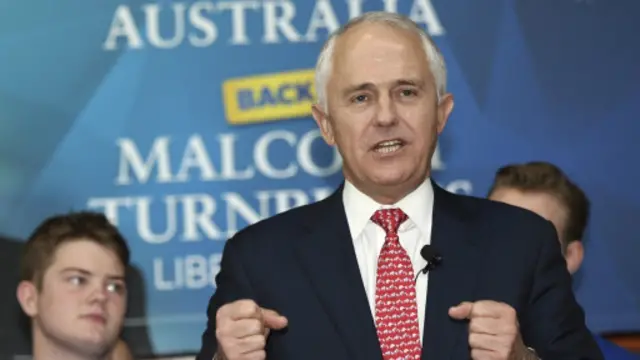مالکوم ترنبول، نخست وزیر استرالیا. دولت استرالیا سیاست مهاجرتی خود را به نفع پناهجویان دانسته است