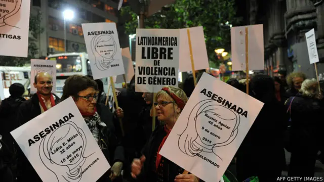 په یوروګوای کې د ښځو د جنسیتي وژنو پر ضد لاریونونه، د ارجنټایني مېرمنو غورځنګ د لاتینې امریکا نورو هیوادونو ته هم ورسېد.