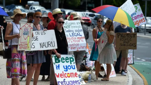 اعزام پناهجویان به خصوص کودکان به اردوگاه‌ها با انتقاد شدید مدافعان حقوق بشر در استرالیا مواجه شده است