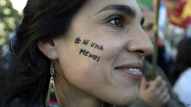 د جنسیتي وژنو پرضد د مېرمنو هڅې د یوخ اغېزناک هشتګ په کارولو سره پراخې شوې.