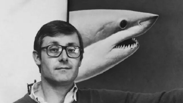 في عام 1974 نقل الكاتب الأمريكي بيتر بينشلي مسرح الأحداث إلى منتجع مفترض يحمل اسم "آميتي" بجزيرة لونغ آيلاند وذلك في إطار روايته "جوس" (الفك المفترس)