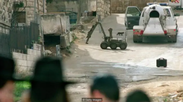 拆彈機器人可以在不帶來人身傷亡的情況下分析可疑裝置。(圖片來源: Getty Images)