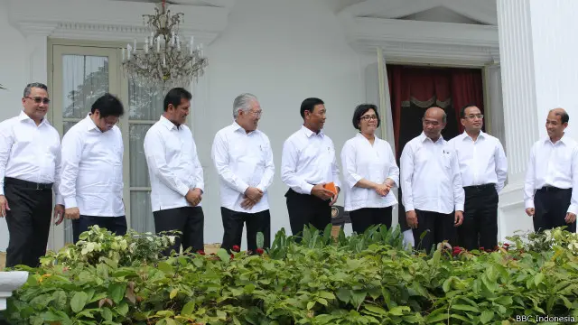 Archandra Tahar (paling kanan) menggantikan Sudirman Said sebagai menteri Energi dan Sumber Daya Mineral.