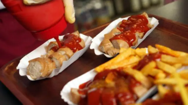 制作咖喱肠的关键原料包括咖喱、番茄酱和香肠。(图片来源:亚当·贝里,特约记者/Getty)