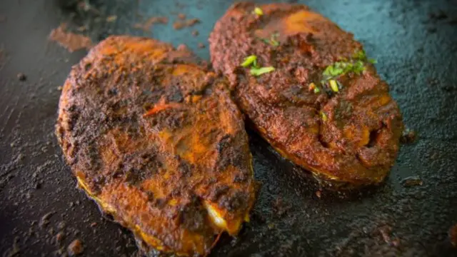 لوگوں کو خاص فرائی مچھلی سے لطف اندوز ہونے کے لیے ریستوران کے باہر اکثر اوقات کافی انتظار کرنا پڑتا ہے