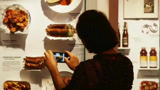 咖喱肠实在是太具有标志性的柏林食物了,这里甚至还有一家专门的咖喱肠博物馆。(图片来源:亚当·贝里,特约记者/Getty)