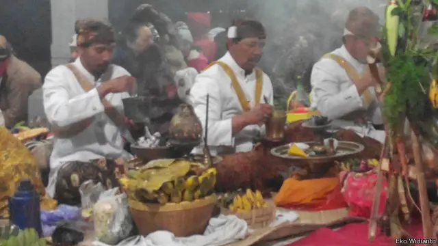 Para dukun membakar kemenyan di atas anglo, sambil merapal mantra dan doa. 