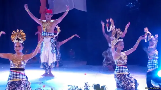 Para tamu resepsi Kasada disuguhi tarian sakral Suku Tengger.