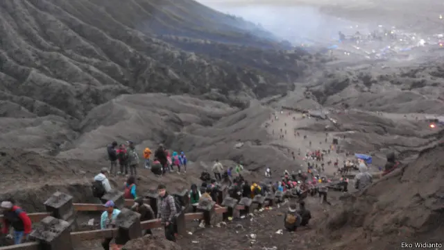 Masyarakat Tengger dan wisatawan menaiki Gunung Bromo untuk berpartisipasi dalam ritual Nyadnya Kasada.