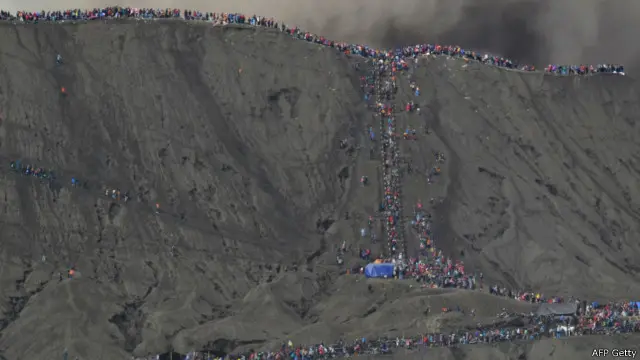 Gerimis hujan mengguyur kawasan Gunung Bromo tak menyurutkan umat Hindu Tengger untuk menunaikan ritual persembahan kepada Jaya Kusuma. 