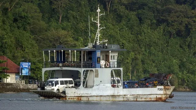 Pada Kamis (28/07), 17 ambulans tiba di Pulau Nusakambangan. Dari 17 ambulans tersebut, 14 di antaranya membawa peti mati.